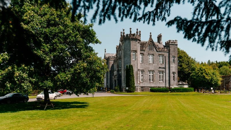  www.kinnittycastlehotel.com
